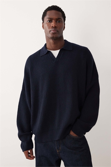 Свитер с вырезом на груди, выполненный в технике «рыбацкая вязка», с очень свободным кроем и прямоугольной формой артикул 152664785