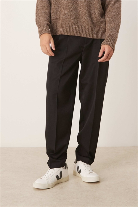 Стильные широкие брюки зауженного кроя с двойными складками артикул 149924701