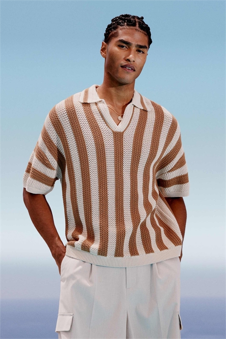 Поло с вырезом на шее, связанное крючком, свободного прямого кроя артикул 140632396