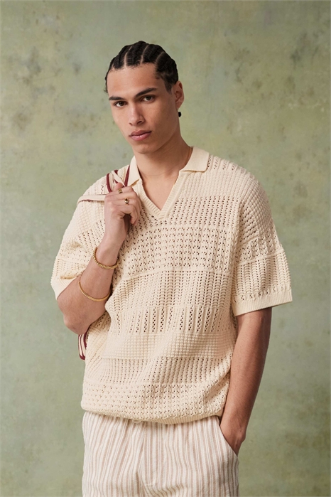 Полурубашка с вырезом горловины, связанная в свободном стиле крючком артикул 142121336