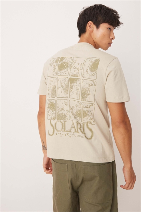 Футболка прямого кроя с изображением небесных тел артикул 142431592