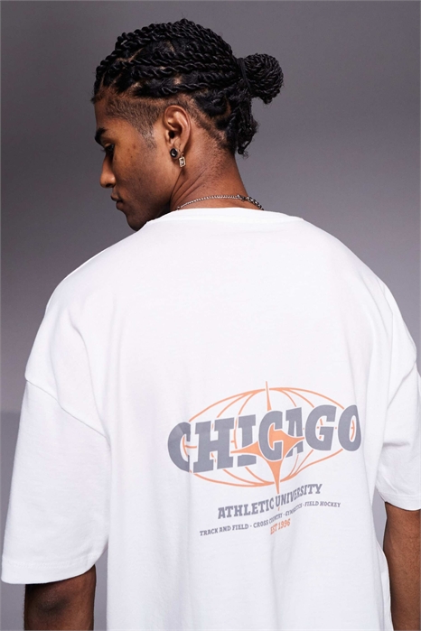 Прямая футболка свободного кроя с заниженными плечами и принтом с городским мотивом артикул 141525584