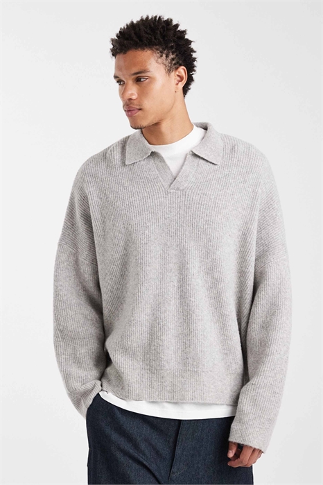 Свитер с вырезом на груди, выполненный в технике «рыбацкая вязка», с очень свободным кроем и прямоугольной формой артикул 142046474