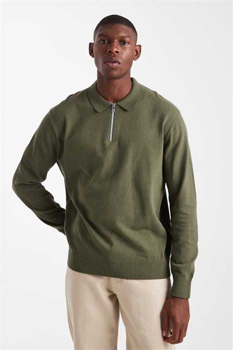 Свитер-поло из трикотажа с полузастежкой-молнией артикул 149999679