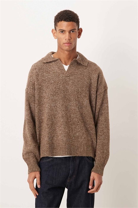 Трикотажная рубашка-поло с вырезом на груди и очень свободным кроем артикул 142911145