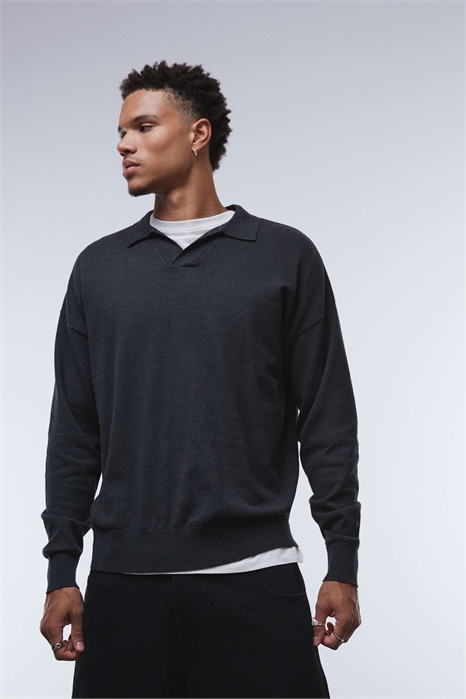 Полуформальная трикотажная рубашка-поло с длинными рукавами и вырезом артикул 142325879