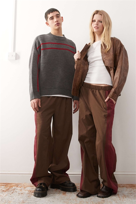 Универсальные брюки свободного кроя с боковой полоской артикул 150390059