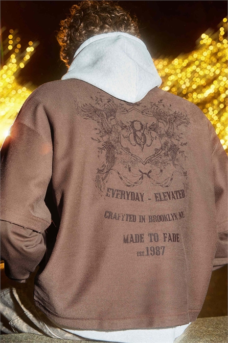 Свитер с принтом на двойных рукавах коричневого цвета артикул 155054961