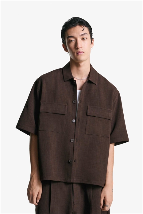 Рубашка с короткими рукавами классического кроя коричневого цвета артикул 150971462