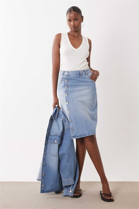 Джинсовая юбка-карандаш с заниженной талией артикул 155651527