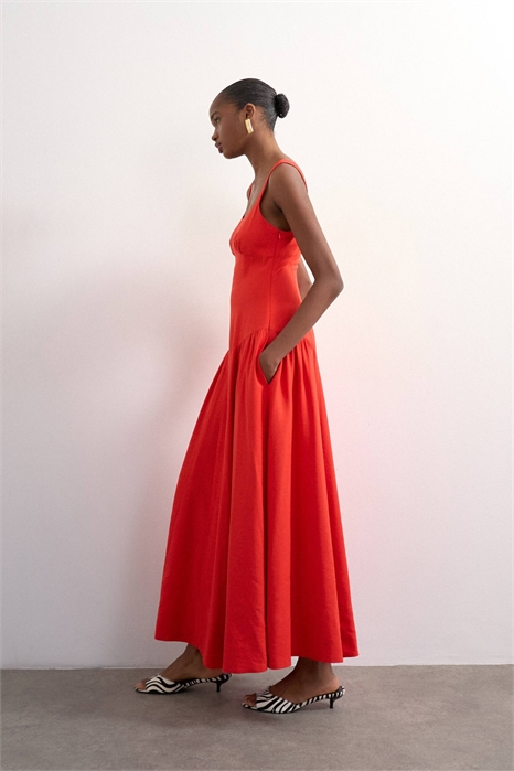 Льняное макси-платье с заниженной талией артикул 149628826