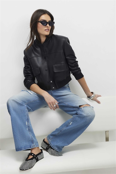 Укороченная куртка-бомбер из искусственной кожи артикул 155894838