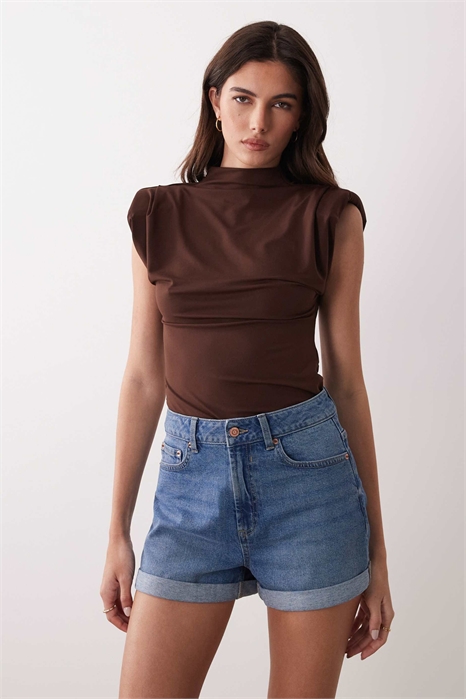 Удобные джинсовые шорты в стиле «mom» артикул 154585416