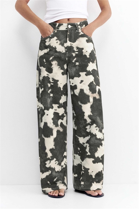 Джинсы свободного кроя с рисунком «коровья кожа» артикул 156378285