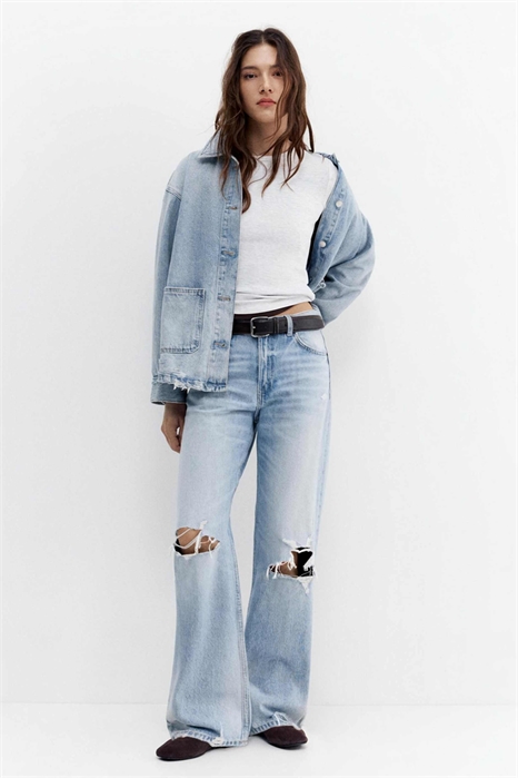 Джинсы-бойфренды с потертостями артикул 156378357