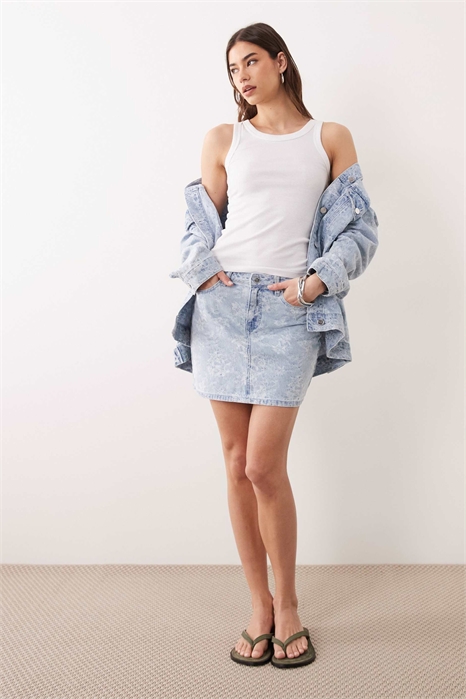 Джинсовая мини-юбка с цветочным узором co-ord артикул 152471170