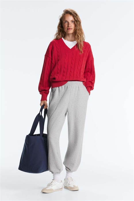 Свитер с V-образным вырезом из 100% хлопка, связанный узором «коса» артикул 156381571