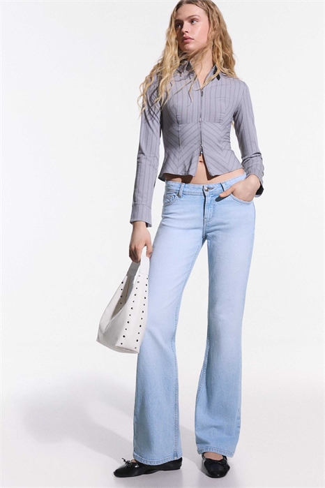 Джинсы с заниженной талией и расклешенными брючинами артикул 155808719