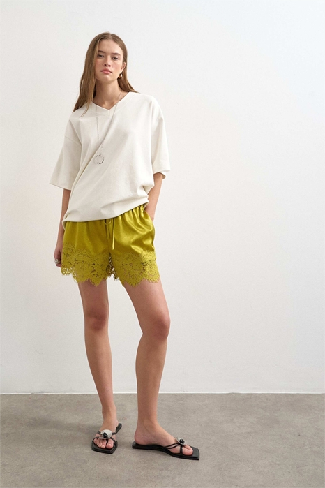 Мини-шорты А-силуэта из гофрированного атласа с кружевной отделкой артикул 150555198