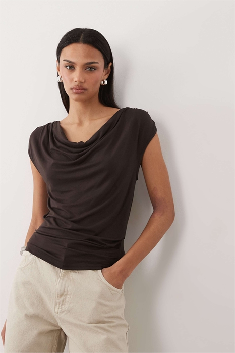 Топ без рукавов с высоким воротником артикул 156172280