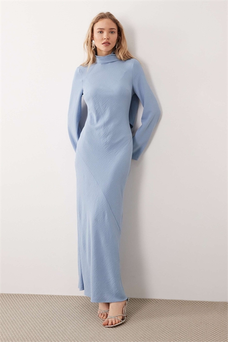 Макси-платье с высоким воротником и шарфом артикул 154279074