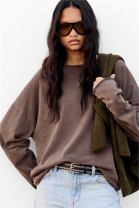 Футболка свободного кроя с длинными рукавами артикул 152898647