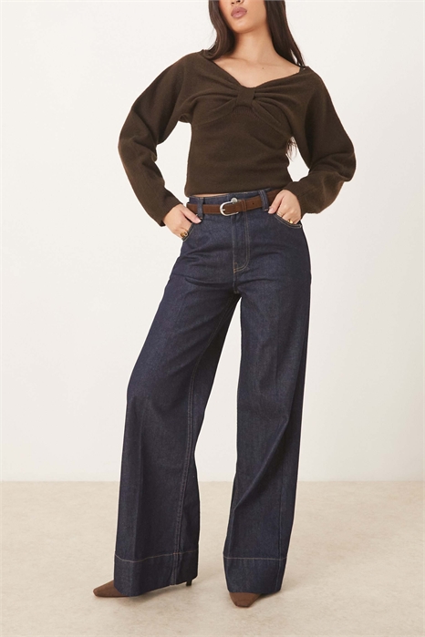 Джинсы с широкими брючинами, заутюженной складкой спереди и ремнем артикул 152594682