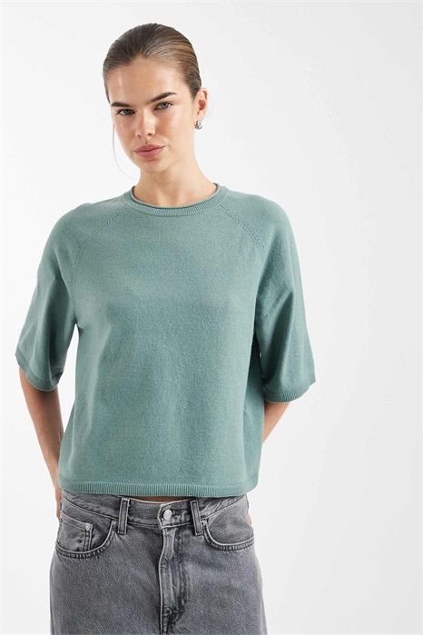 Вязаный топ прямого кроя с короткими рукавами артикул 152906714