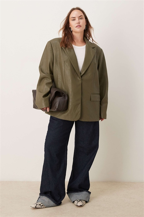 Блейзер свободного кроя из искусственной кожи с закругленными линиями артикул 150344239