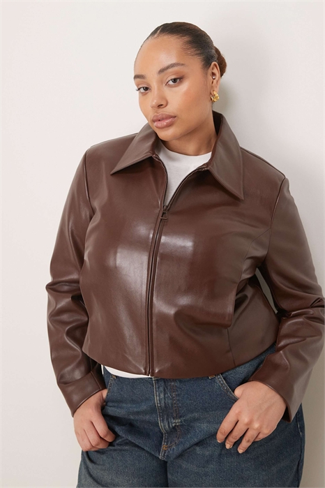 Укороченный блейзер из искусственной кожи с застежкой-молнией спереди и закругленным кроем артикул 151478826