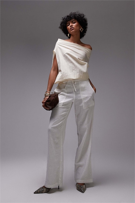 Топ с открытыми плечами и рюшами, с атласным блеском артикул 146791235