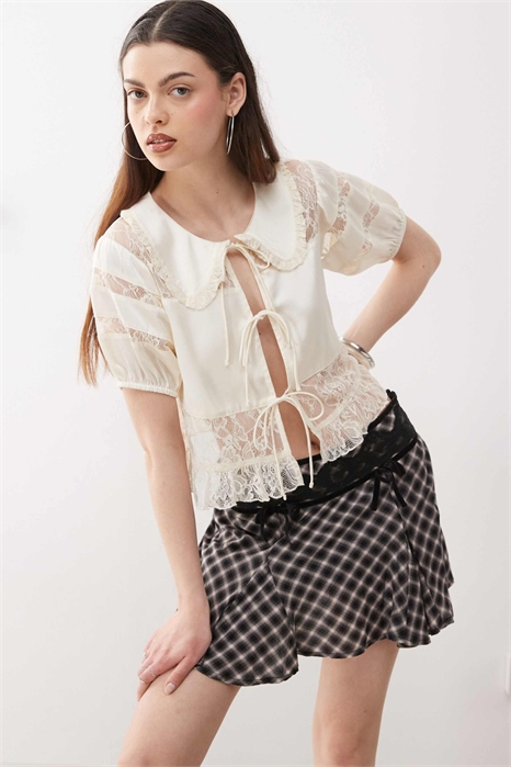 Топ с кружевными вставками и воротником артикул 139986830