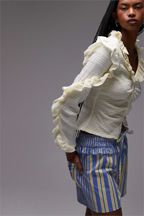 Блузка с текстурной оборкой спереди и застежкой на пуговицы артикул 143175466