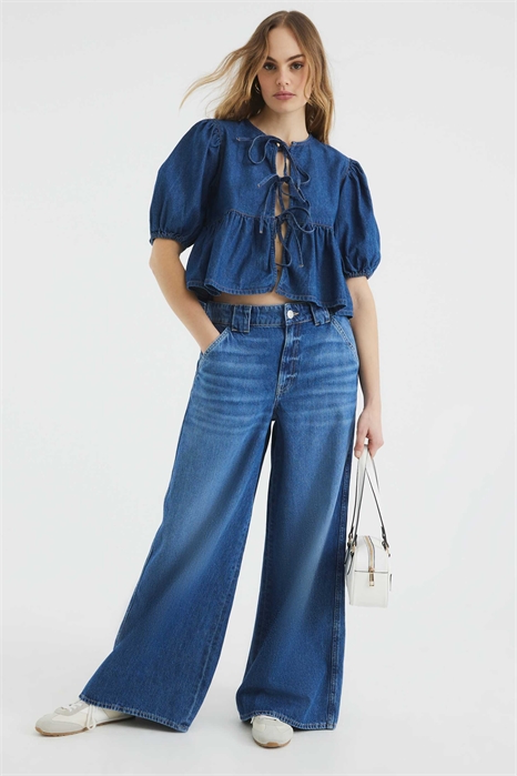 Топ из денима с буффами артикул 140913764