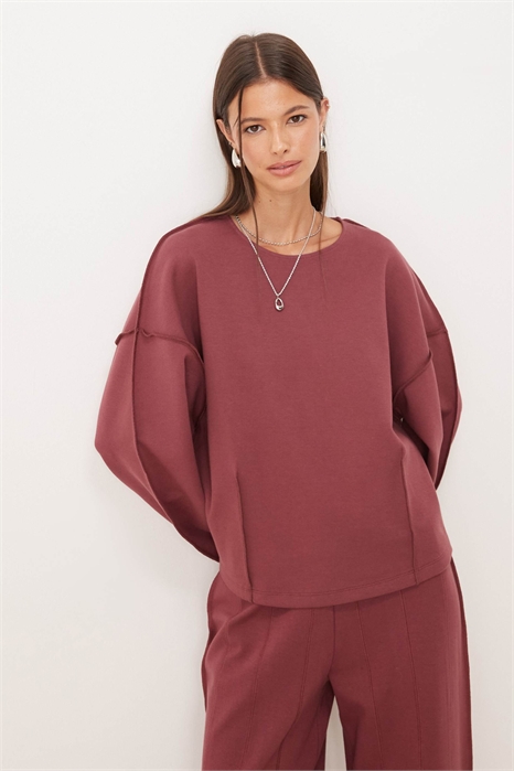 Свитшот с воротником-лодочкой и декоративными швами артикул 148925475