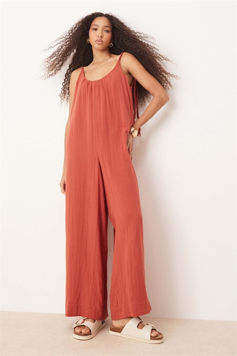 Комбинезон с вырезом «лодочка» и завязками из двойной тканевой тесьмы артикул 140700304