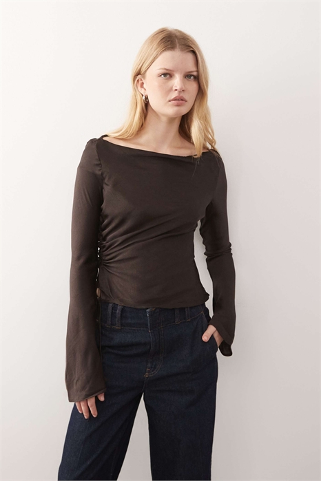 Топ из гофрированного атласа с длинными рукавами и лодочным вырезом артикул 151671037
