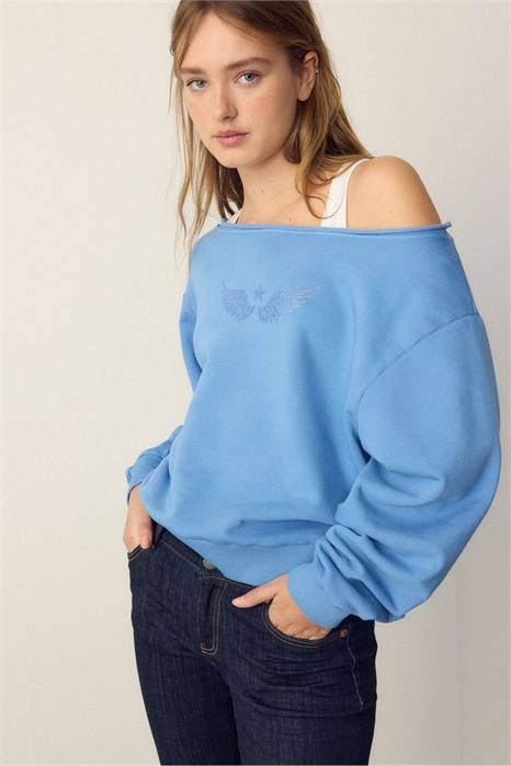 Свитшот с лодочным вырезом и крыльями из стразов небесно-голубого цвета артикул 155807617