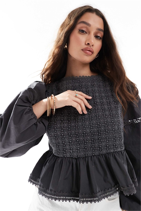 Топ с длинными рукавами и кружевной вставкой на нагруднике артикул 144019219