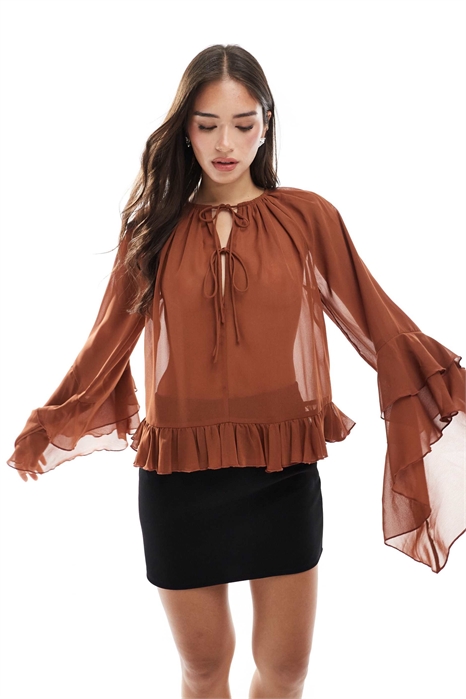 Легкий топ с завязками на шее и рукавами с оборками артикул 143084840