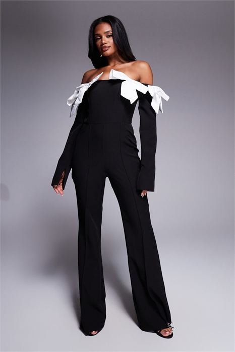 Комбинезон с атласным бантом и открытыми плечами артикул 147787395