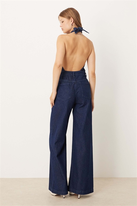 Джинсовый комбинезон с завязками на шее и широкими брючинами артикул 147901672