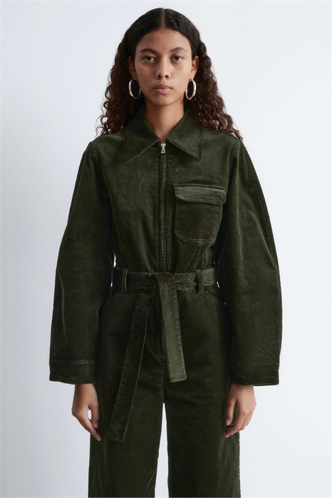 Комбинезон из вельвета с поясом и объемными рукавами артикул 151746460