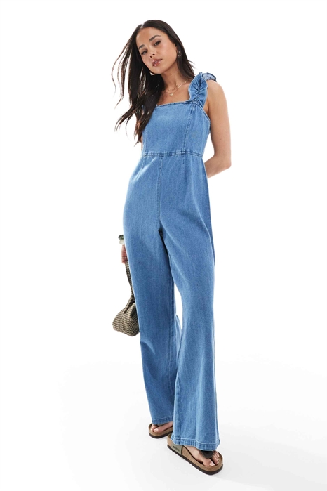 Мягкий джинсовый комбинезон с бретелями с оборками артикул 142518625