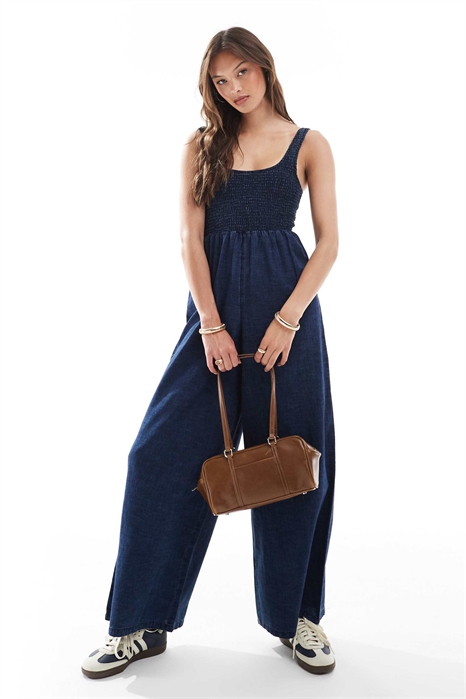Комбинезон из мягкого денима с широкими брючинами и сборками на теле артикул 140140392