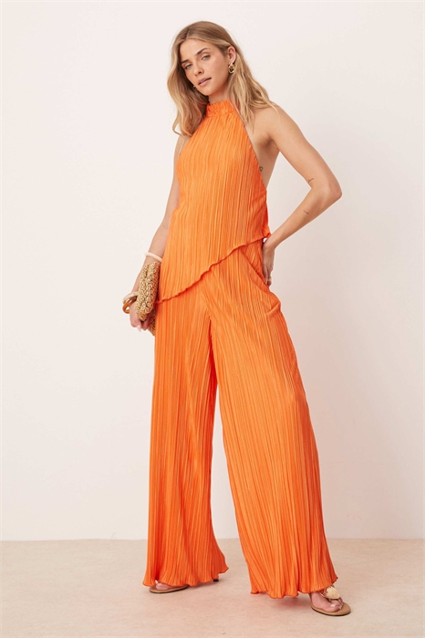 Оранжевый комбинезон с плиссированной горловиной-холтер и широкими брючинами артикул 144764398