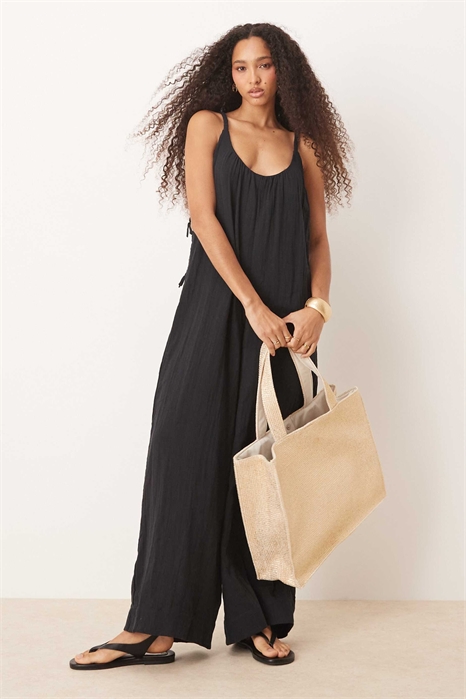 Комбинезон с вырезом «лодочка» и завязками из двойной тканевой тесьмы артикул 141797122