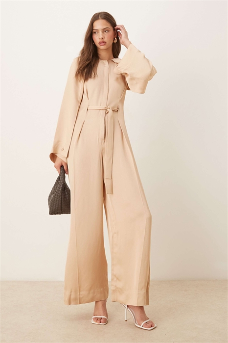 Комбинезон с полупоясом и разрезами на рукавах бежевого цвета артикул 141303115