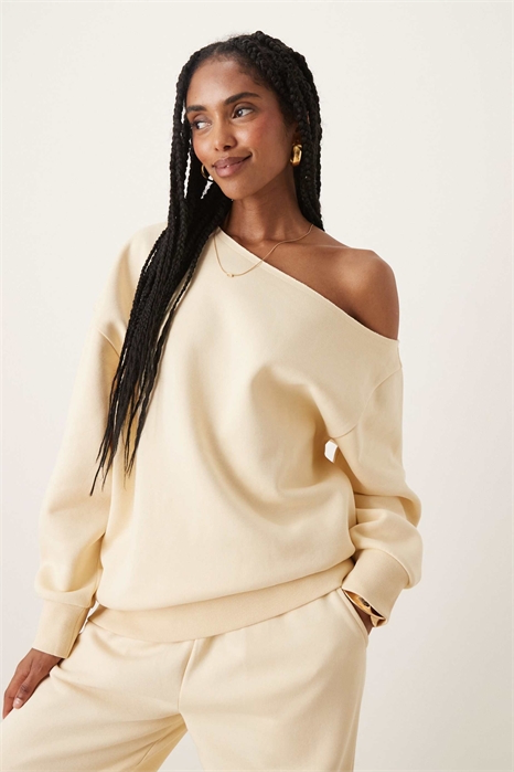 Свитшот с открытыми плечами и воротником-стойкой цвета «масляного молока» артикул 147082713