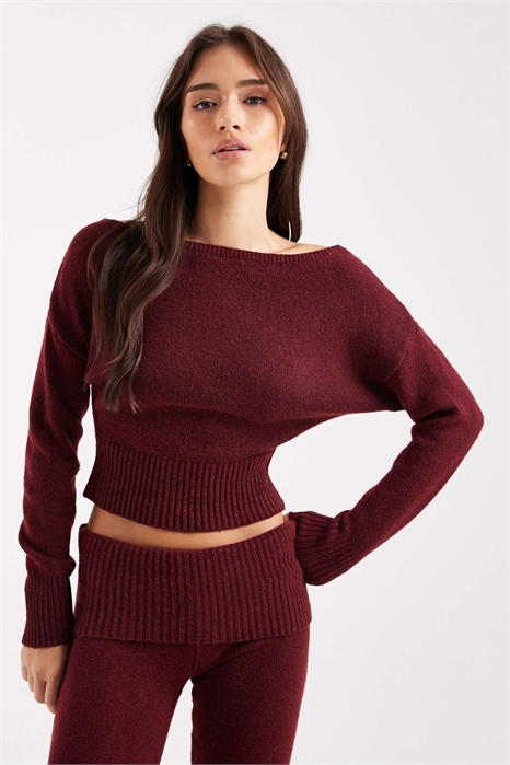 Свободный трикотажный свитер с открытыми плечами и укороченной длиной артикул 151898685